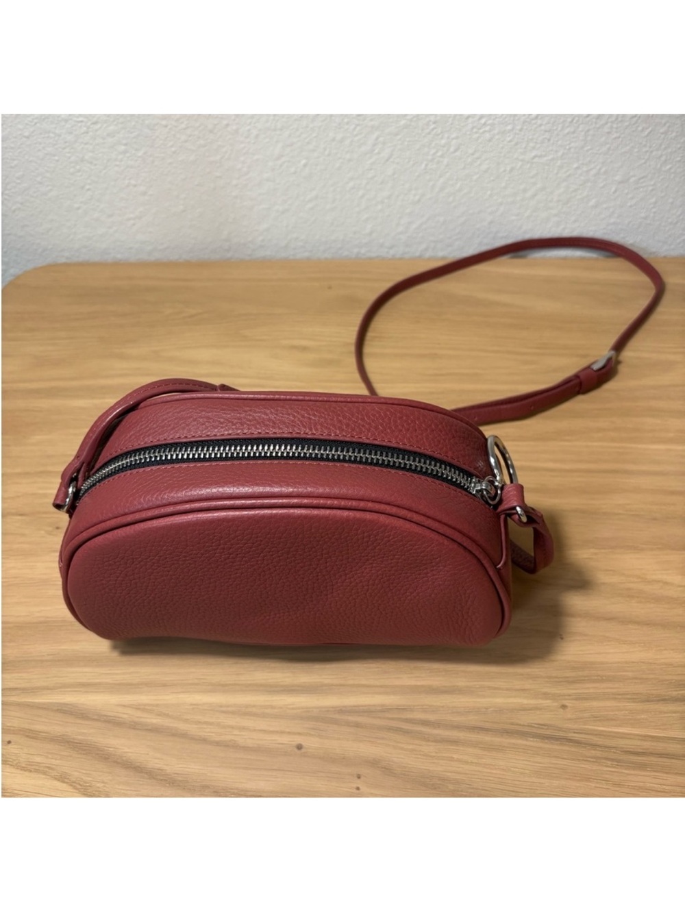 Behno Red Rosewood Pebble Leather Elizabeth Crossbody Camera Bag - Picture 4 of 12